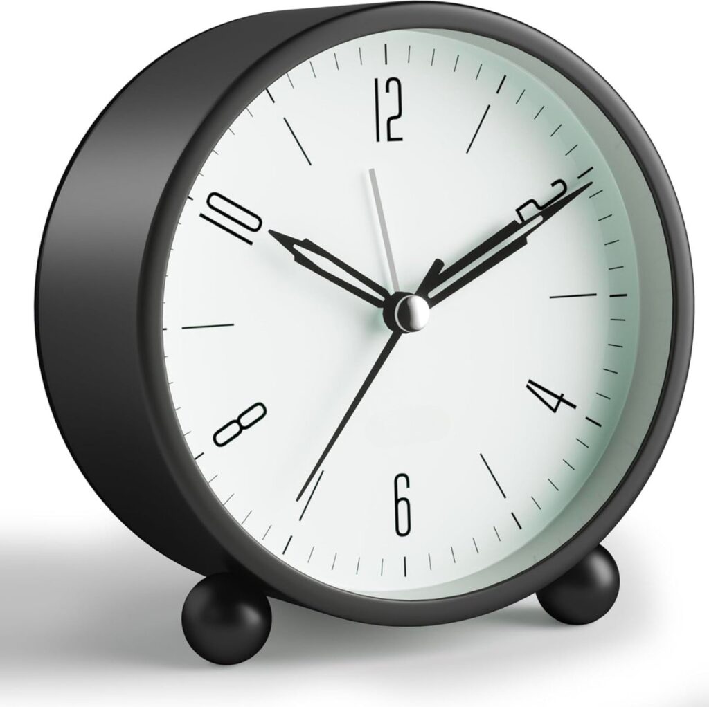 Zwart analoge klok met witte wijzerplaat en cijfers