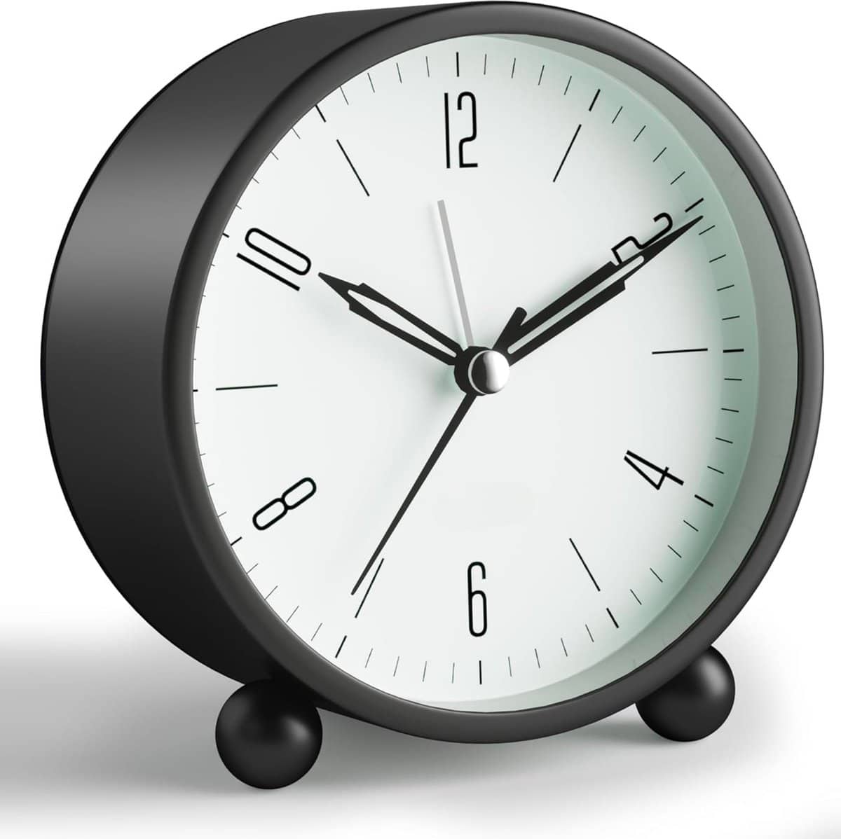 Zwart analoge klok met witte wijzerplaat en cijfers