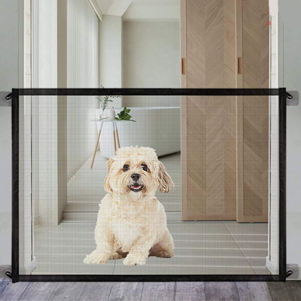 Hond achter veiligheidsnet in modern interieur
