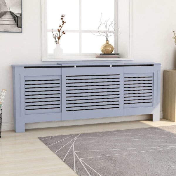 Blauwe radiatorombouw voor raam met decoraties.