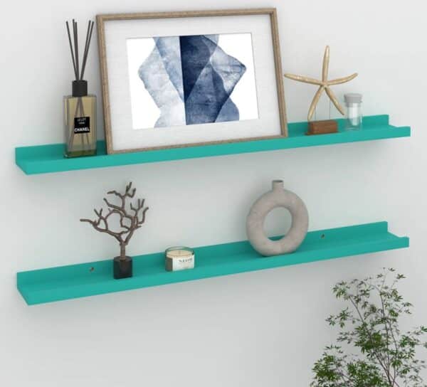 Zwevende turquoise planken met decoratieve voorwerpen en kunst.