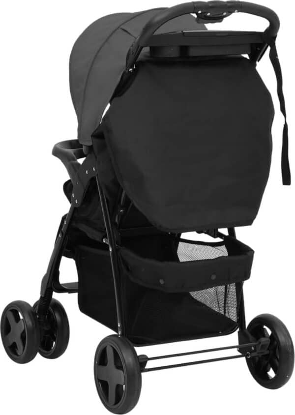 Zwarte kinderwagen met vier wielen en duwstang.