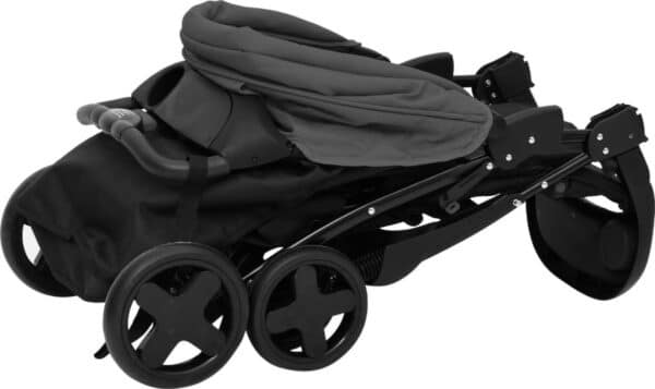 Opgevouwde kinderwagen met zwarte wielen en grijzen bekleding.