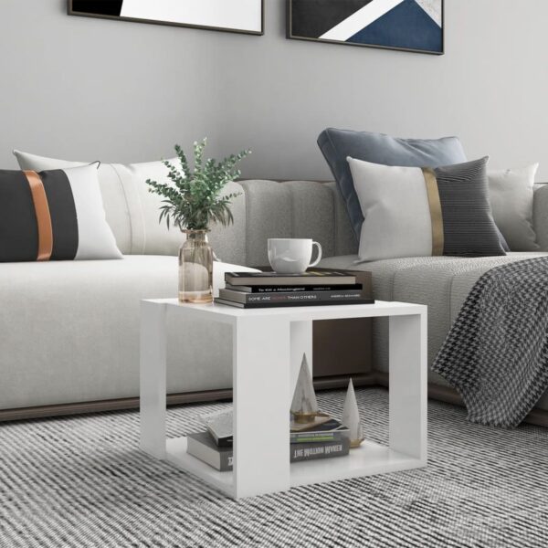 Moderne woonkamer met koffietafel en decoraties.