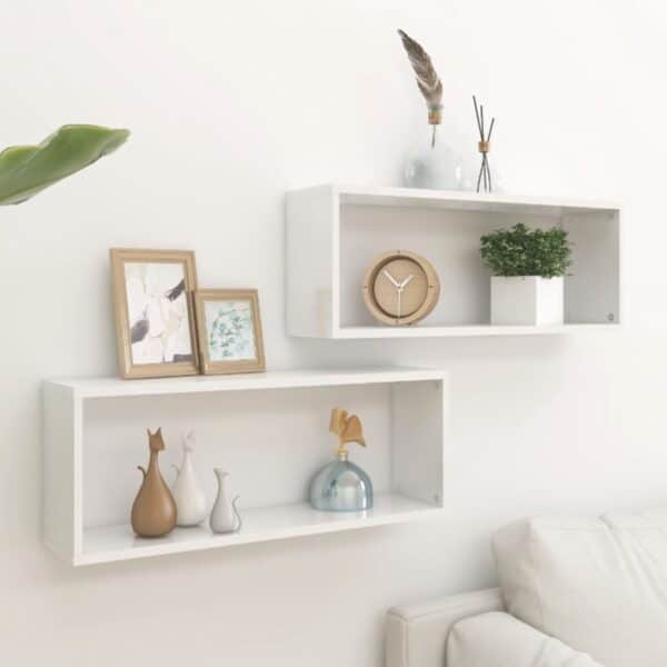 Wandrekken met decoratieve items en klok.