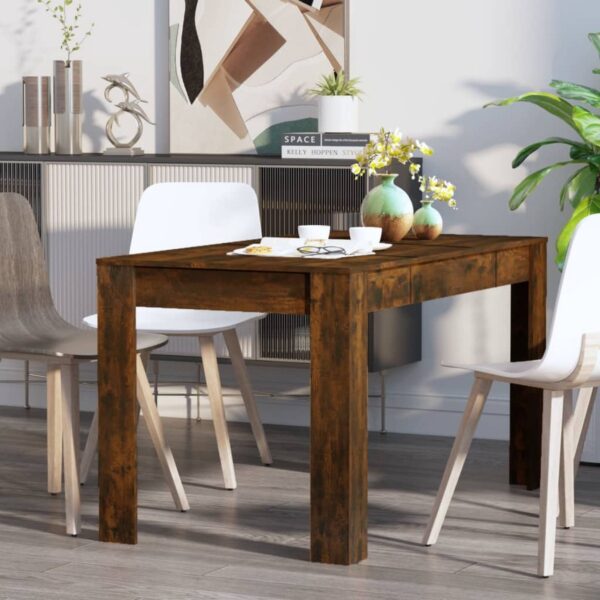 Houten eettafel met stoelen in moderne eetkamer.