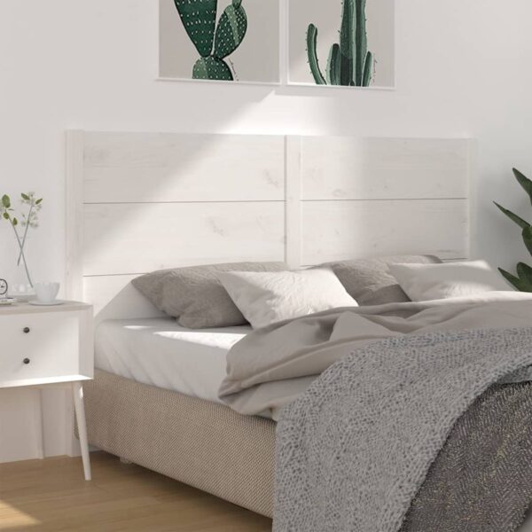 Moderne slaapkamer met wit houten bedframe.