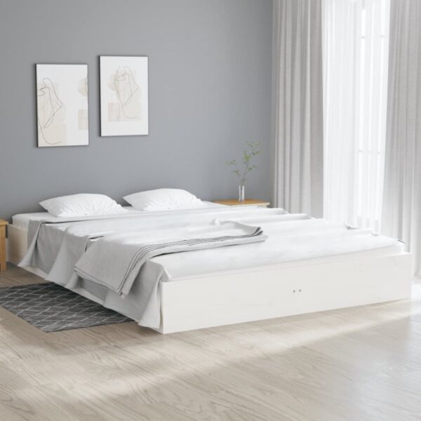 Minimalistisch slaapkamerinterieur met wit bed en schilderijen