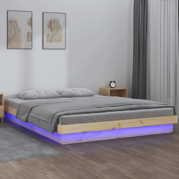 Modern bed met blauwe LED-verlichting in slaapkamer