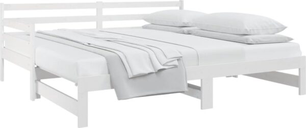 Wit houten bed met wit beddengoed.