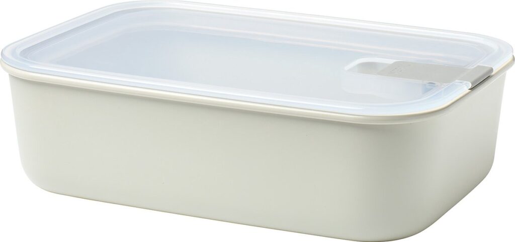 Rechthoekige plastic bewaardoos met transparante deksel.