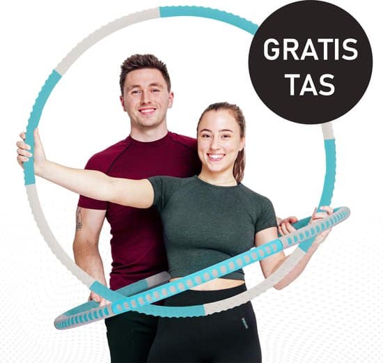 Twee mensen poseren met hoepel, gratis tas vermeld.