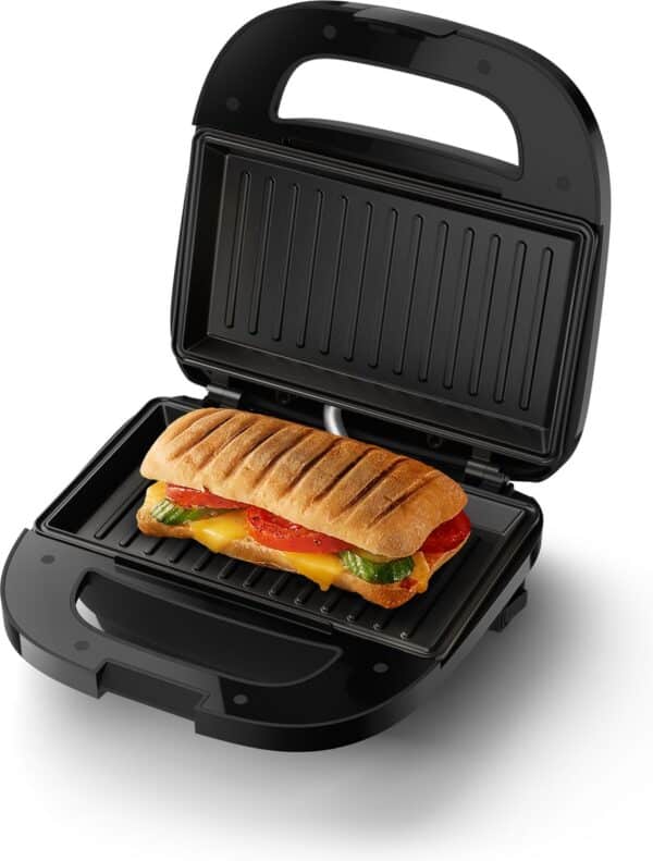 Panini in zwarte tosti-ijzer grill.