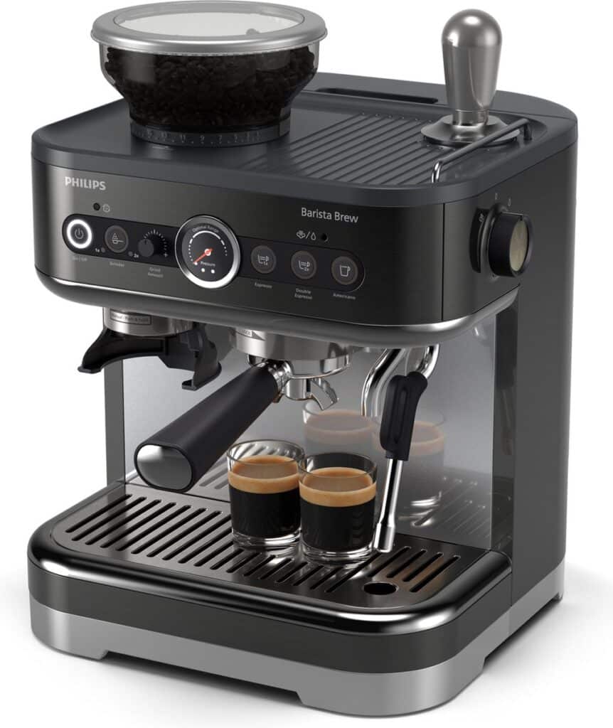 Moderne koffiemachine met espressokopjes en bonenreservoir.