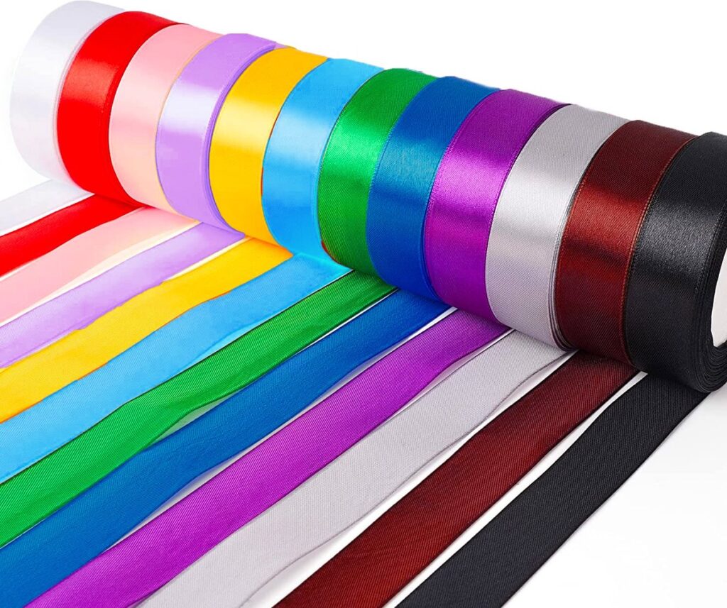 Veelzijdige kleurrijke linten opgerold in verschillende tinten.