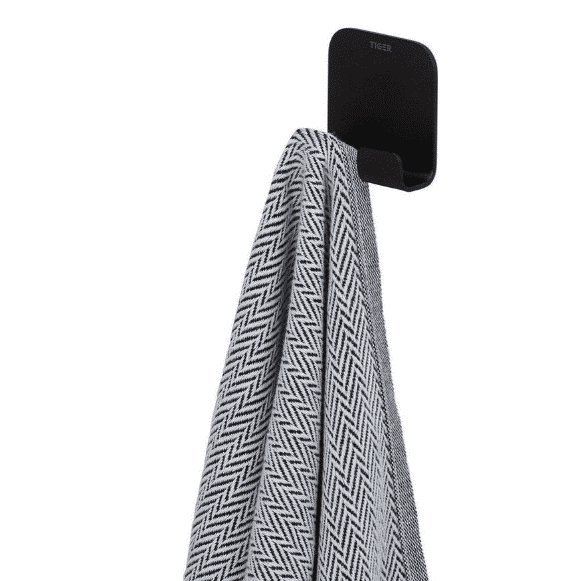 Handdoek op zwarte muurhaak