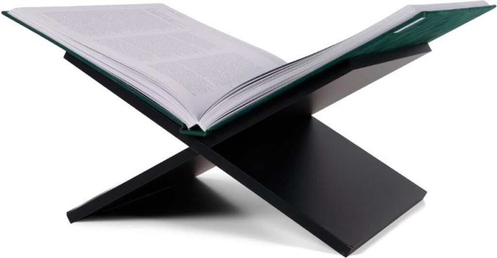 Open boek op moderne zwarte boekenstandaard