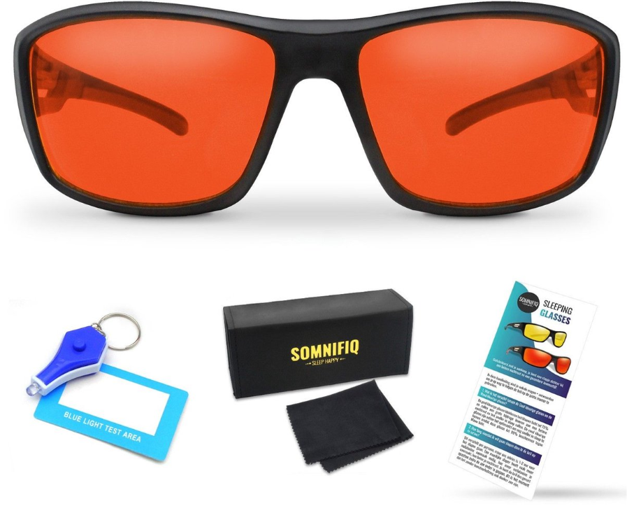 Rood getinte brillenglazen met accessoires en verpakking.