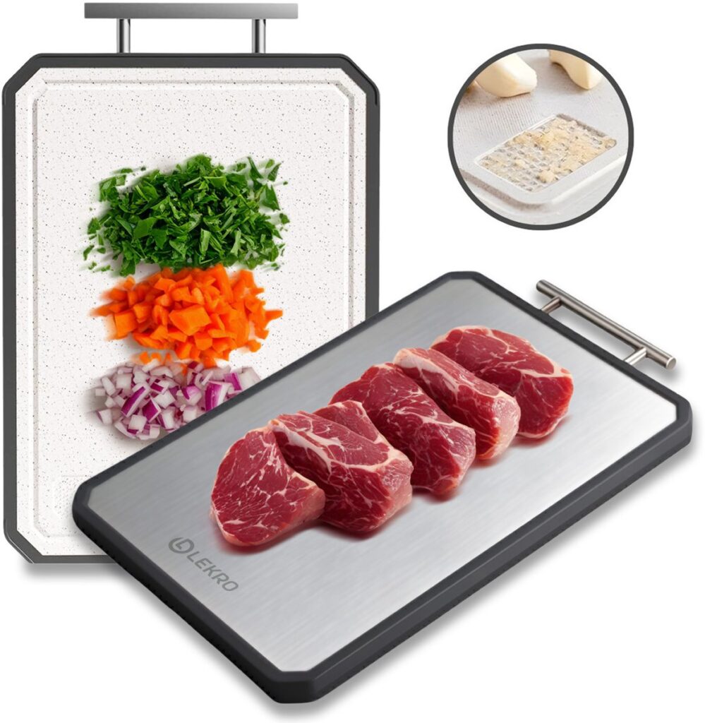 Snijplank met groenten en rauwe biefstukken