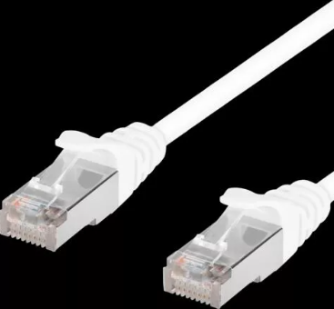 Witte ethernetkabel met twee connectors