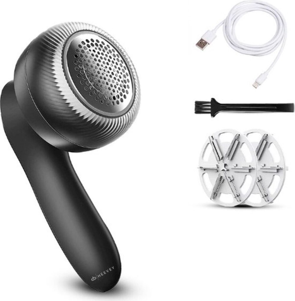 Elektrische pluizentondeuse met oplaadkabel en reservebladen.