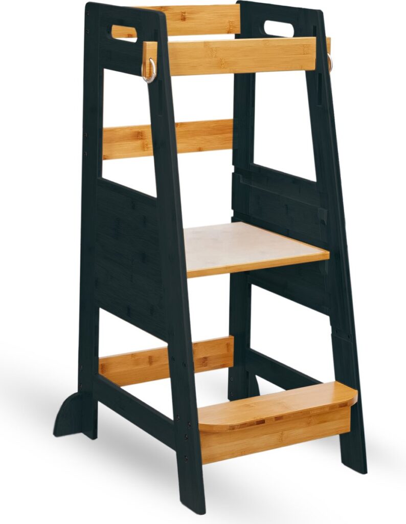 Houten kinderkeukenstoel met zwarte en natuurlijke afwerking.