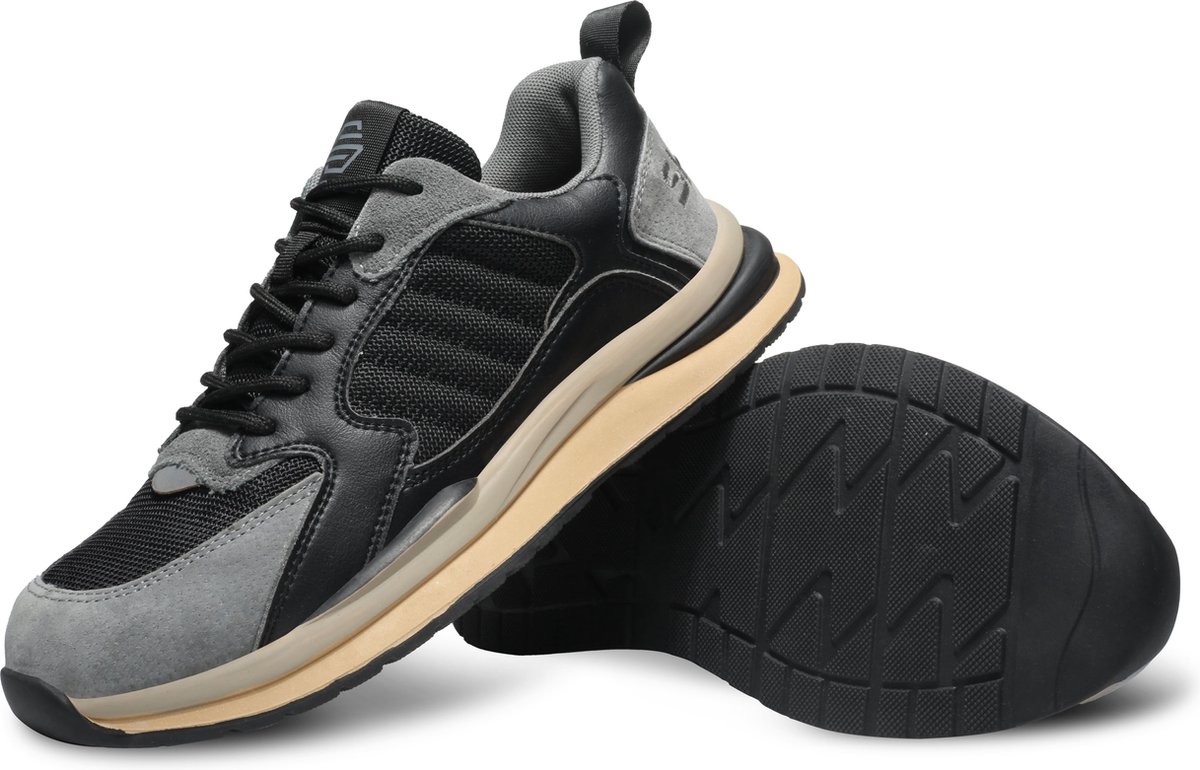 Zwarte en grijze sneakers op witte achtergrond