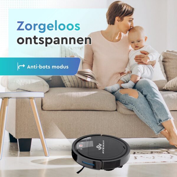 Moeder met baby op bank, robotstofzuiger actief.