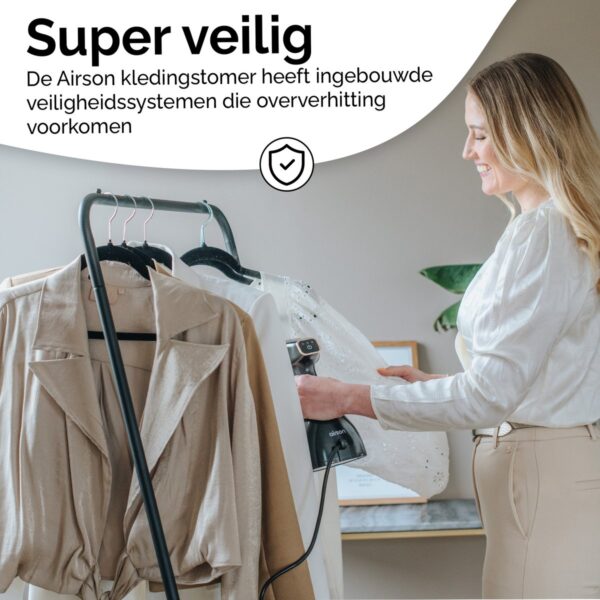 Vrouw gebruikt veilige kledingstomer op kleding.