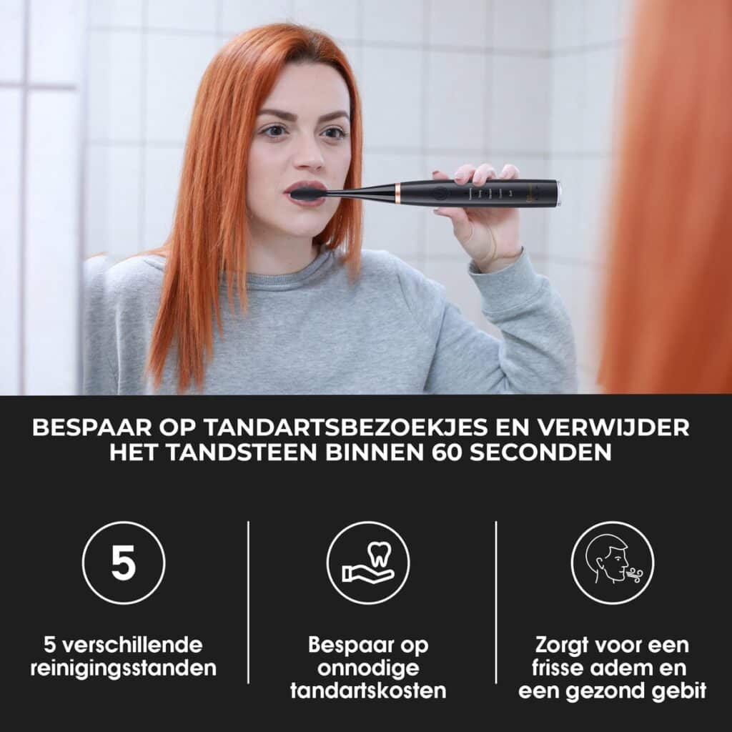 Vrouw poetst tanden met elektrische tandenborstel.