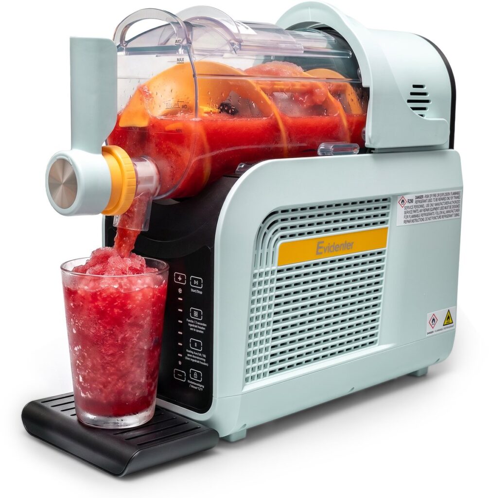 Slushmachine schenkt rode slush in glas