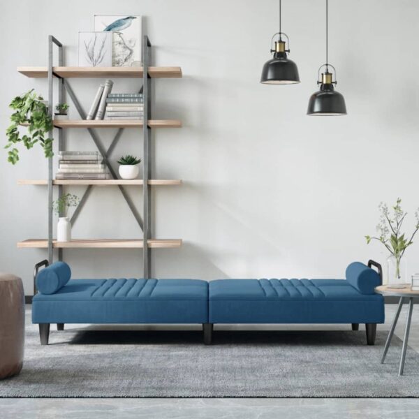 Modern interieur met blauwe bank en boekenplank.