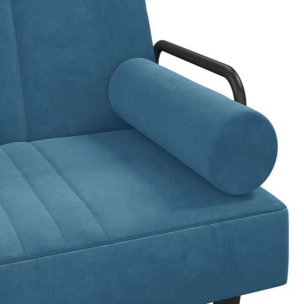 Blauwe fauteuil met cilindrisch kussen op armleuning