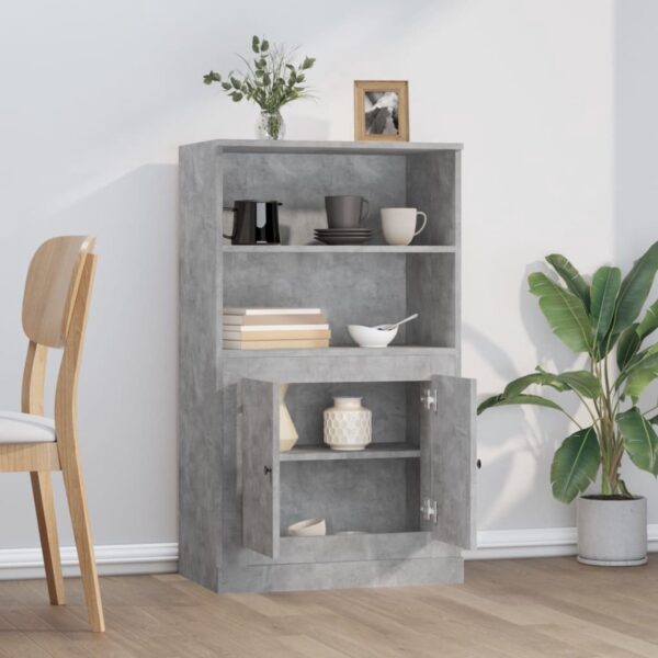 Grijze kast met decoratie en plant in moderne kamer.