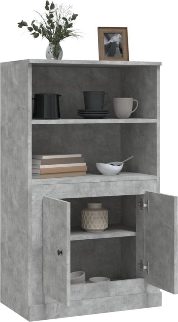 Concrete kast met decoratieve items en boeken