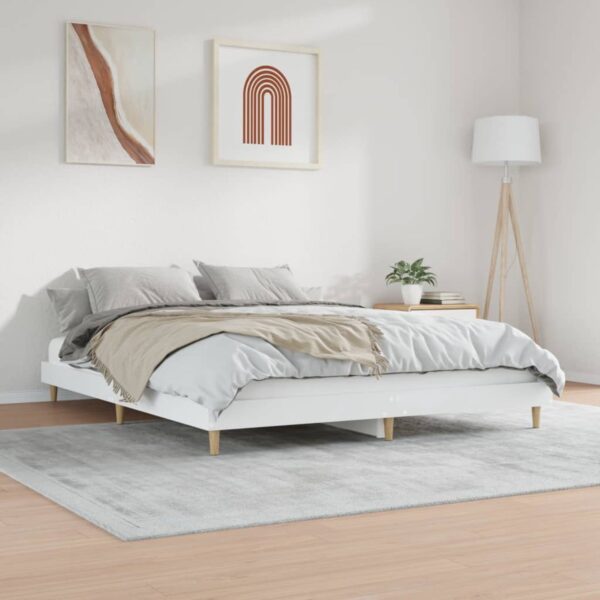 Moderne slaapkamer met wit bed en decoratieve kunst.