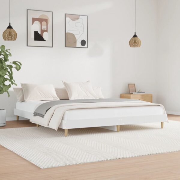 Moderne slaapkamer met bed en decoratieve elementen.