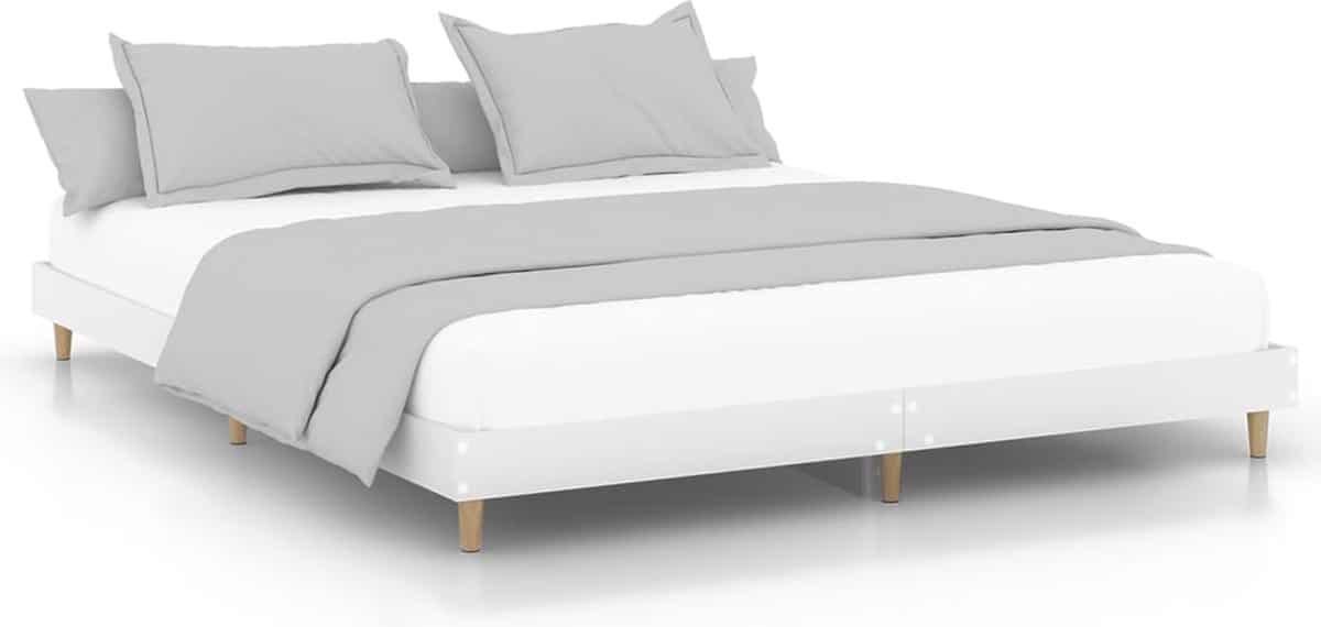 Modern wit bed met grijze dekens en kussens