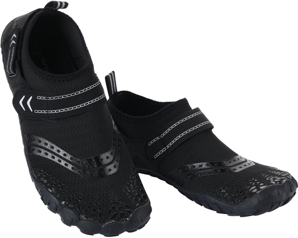 Zwarte waterschoenen met klittenbandsluiting, unisex ontwerp.