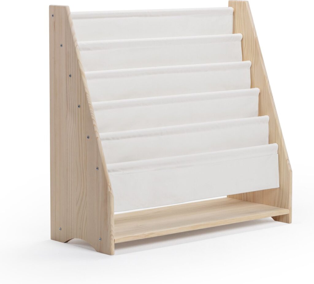 Houten boekenrek met witte doeken planken
