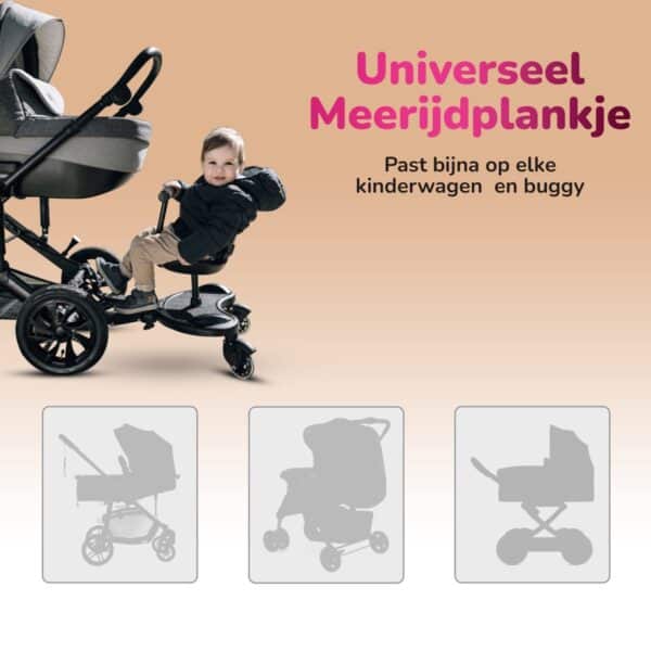 Peuter op meerijdplankje voor kinderwagen.