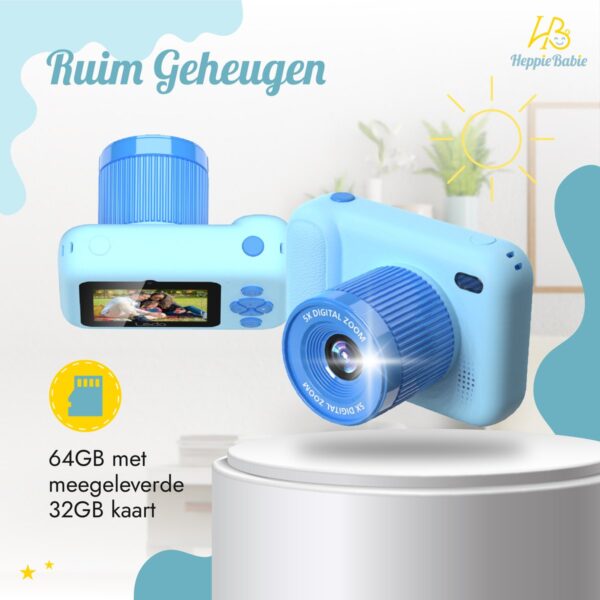 Blauwe camera met 64GB geheugen en zonnige achtergrond