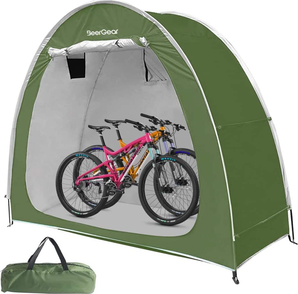 Groene fietstent met mountainbikes binnenin.