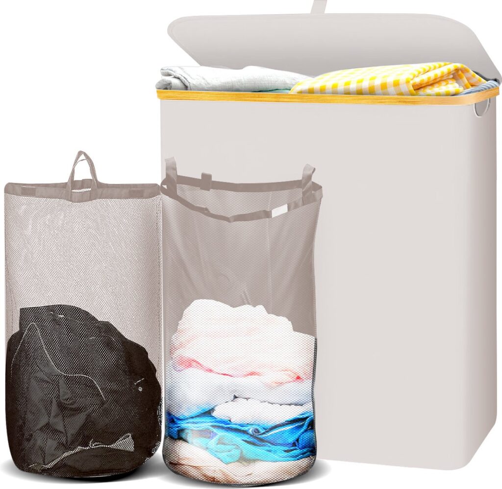 Drie wasmanden met kleurrijke kleding.