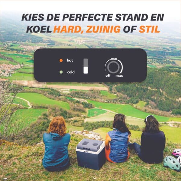 Drie mensen picknicken met koelbox op heuvel.