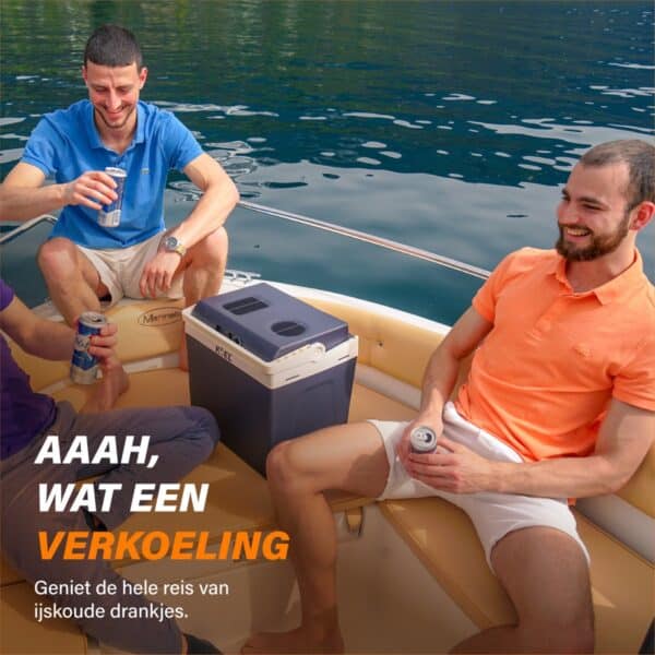 Mannen drinken koude drankjes in een boot op het water.