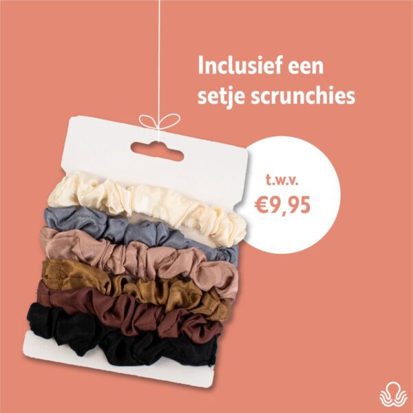 Set scrunchies in diverse kleuren, prijs €9,95.