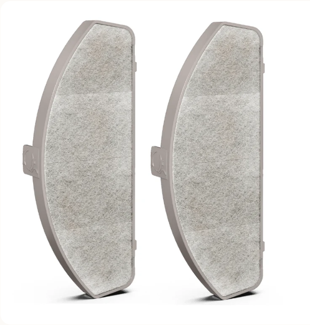 Twee gebogen grijze vervangingsfilters op witte achtergrond