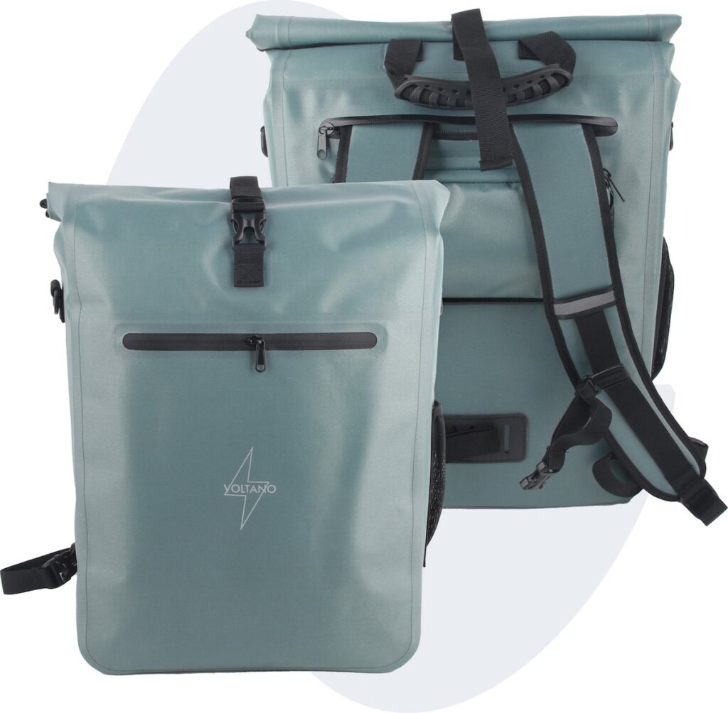 Groene fietstas en rugzak met zwarte riemen.