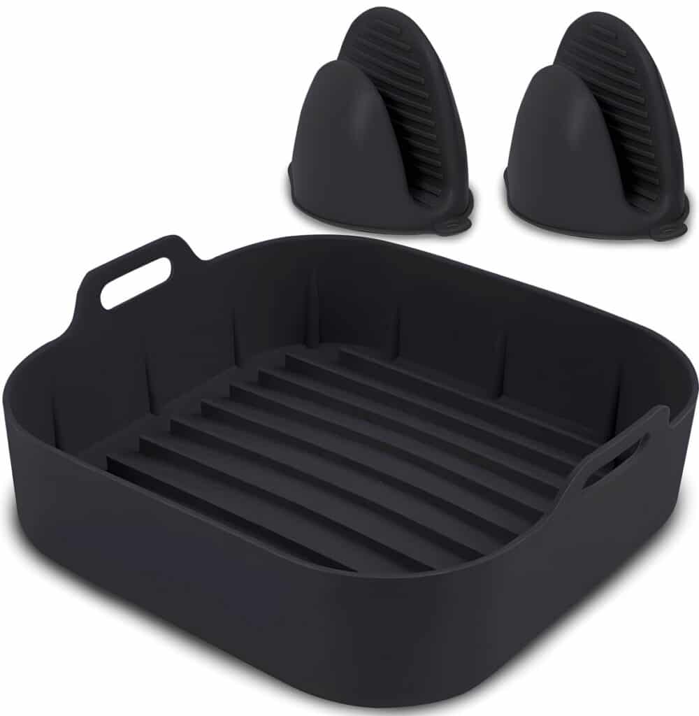 Zwarte siliconen grillbak met handvat en houder.